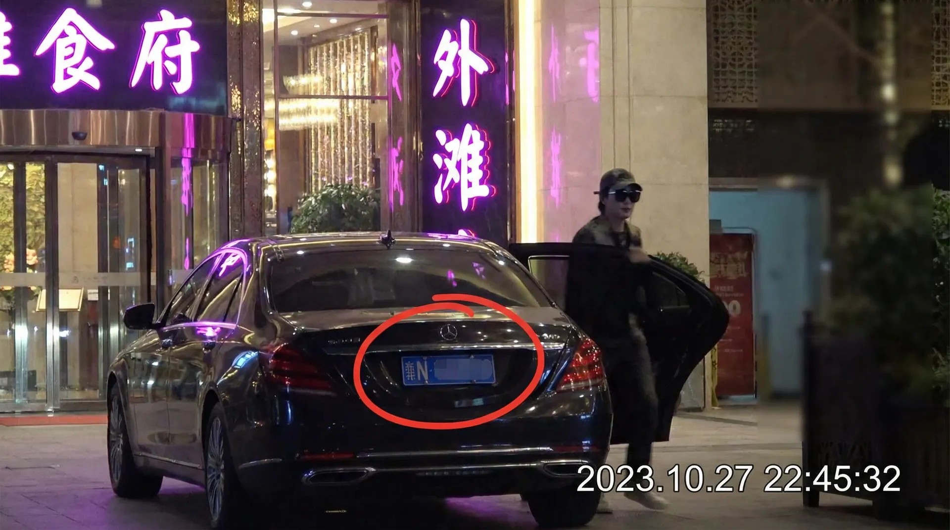 暗网萝莉 - 暗网视频专题与热门专题汇总 - 豪车餐厅外偷拍